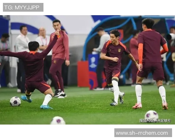 感人瞬间球迷跪地拥抱足球明星的视频引发热议与感动