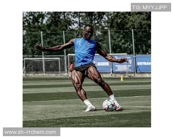 足球明星之子转战高尔夫球场展现运动天赋引发热议