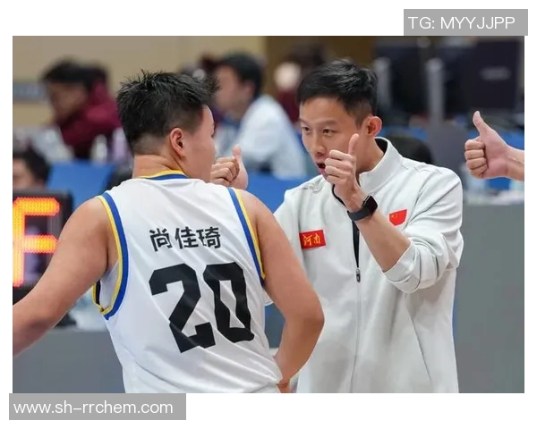 足球明星观看女篮比赛精彩瞬间引发热议与讨论